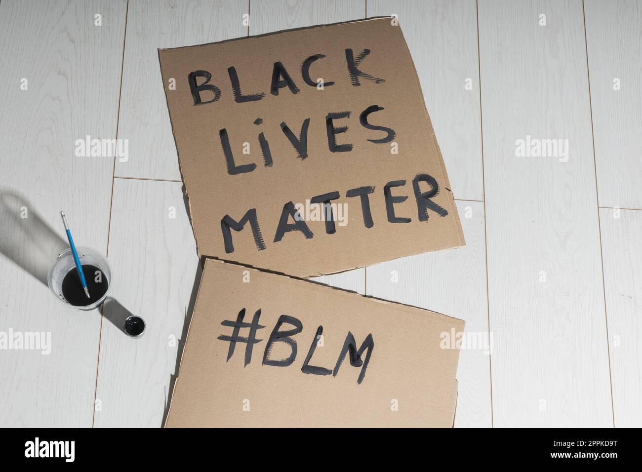 Schwarze Leben sind wichtig und kämpfen gegen Rassismus und schreiben Zeichen und Worte auf Pappe - Protestkonzept und blm-Aktivismus Stockfoto
