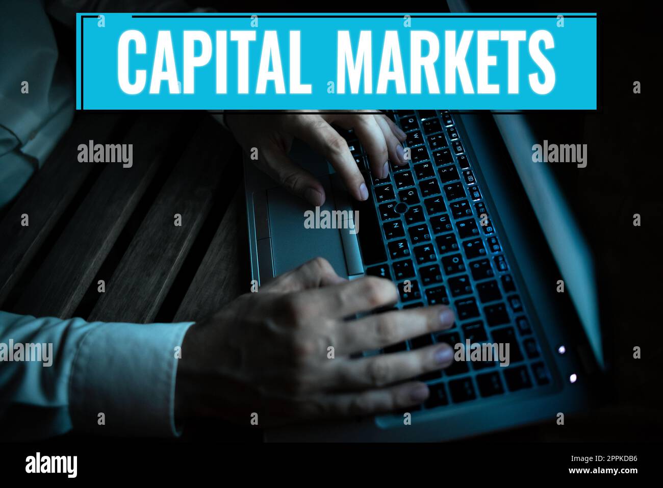 Schreiben von Text Capital Markets. Konzept bedeutet, dass Unternehmen Mittel beschaffen können, indem sie Marktsicherheit bieten Stockfoto