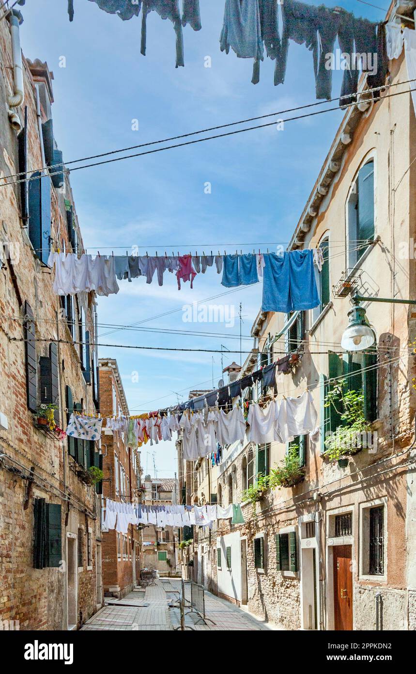 Kleidung an einer Wäscheleine in einer engen Straße in Venedig Stockfoto