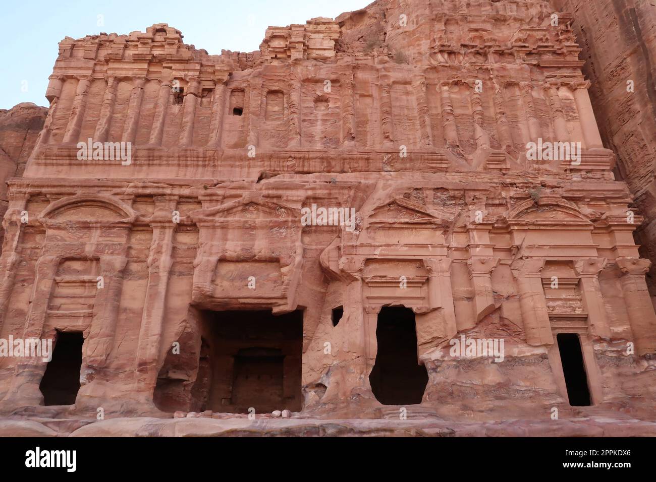 Beeindruckende Fassade eines der königlichen Gräber, der antiken nabatäischen Stadt Petra, Jordanien Stockfoto