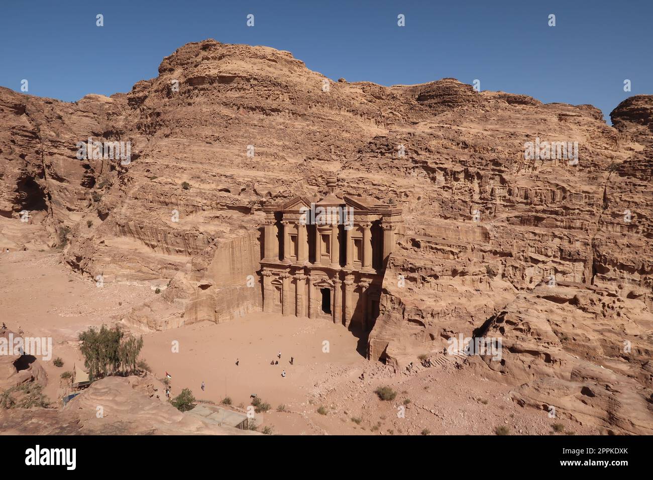 Blick auf das berühmte Kloster in Petra von einem Aussichtspunkt, Jordanien Stockfoto