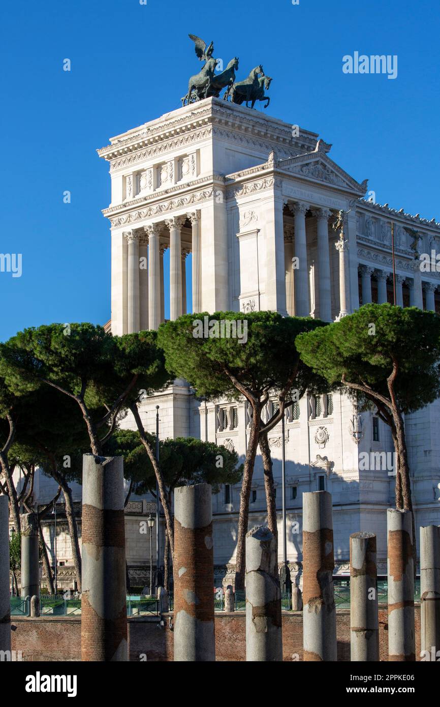 Blick vom Trajan's Forum of Victor Emmanuel II Monument mit Quadriga auf der Spitze, Rom, Italien Stockfoto