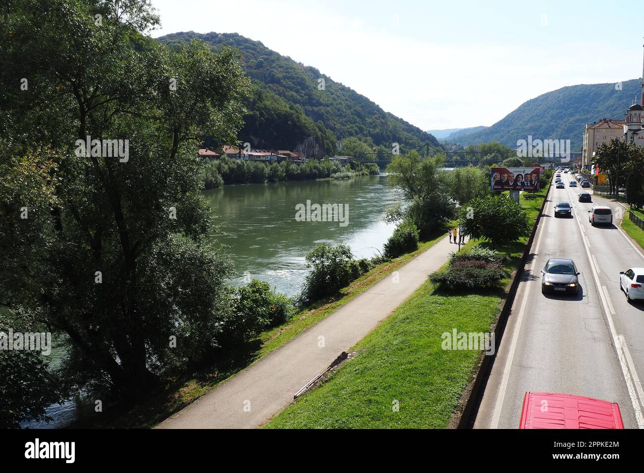 Zvornik, Bosnien und Herzegowina, 1. Oktober 2022, Hauptstraße M19 in Bosnien und Herzegowina verbindet den Grenzübergang GP Sepak mit Serbien und Sarajewo über die Autobahnen Zvornik, Vlasenica, Han Pijeska Sokoca und Pala Stockfoto