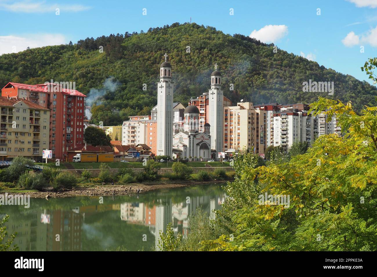 Zvornik, Bosnien und Herzegowina, 1. Oktober 2022 die Geburtskirche der Heiligen Jungfrau Maria in Zvornik der Eparchy von Zvornik-Tuzla ist die wichtigste und größte orthodoxe Kirche in Zvornik Stockfoto