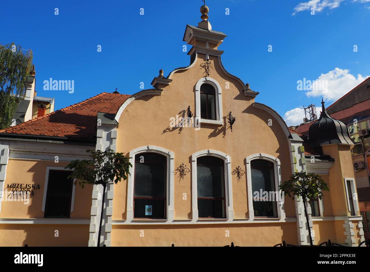 Zvornik, Bosnien und Herzegowina, 1. Oktober 2022 Museumssammlung im architektonischen Objekt des Kasinebaums. Die Museumssammlung bietet Naturgeschichte, Archäologie, Geschichte und ethnologische Gegenstände Stockfoto