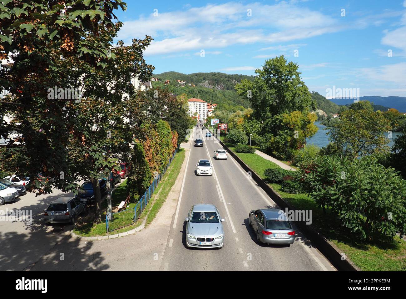 Zvornik, Bosnien und Herzegowina, 1. Oktober 2022, Hauptstraße M19 in Bosnien und Herzegowina verbindet den Grenzübergang GP Sepak mit Serbien und Sarajewo über die Autobahnen Zvornik, Vlasenica, Han Pijeska Sokoca und Pala Stockfoto