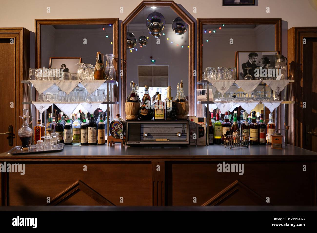 Dreams have no titles von Zineb Sedira's Filminstallation führt Sie zurück in das Kino der 1960er und 1970er Jahre im französischen Pavillon Stockfoto