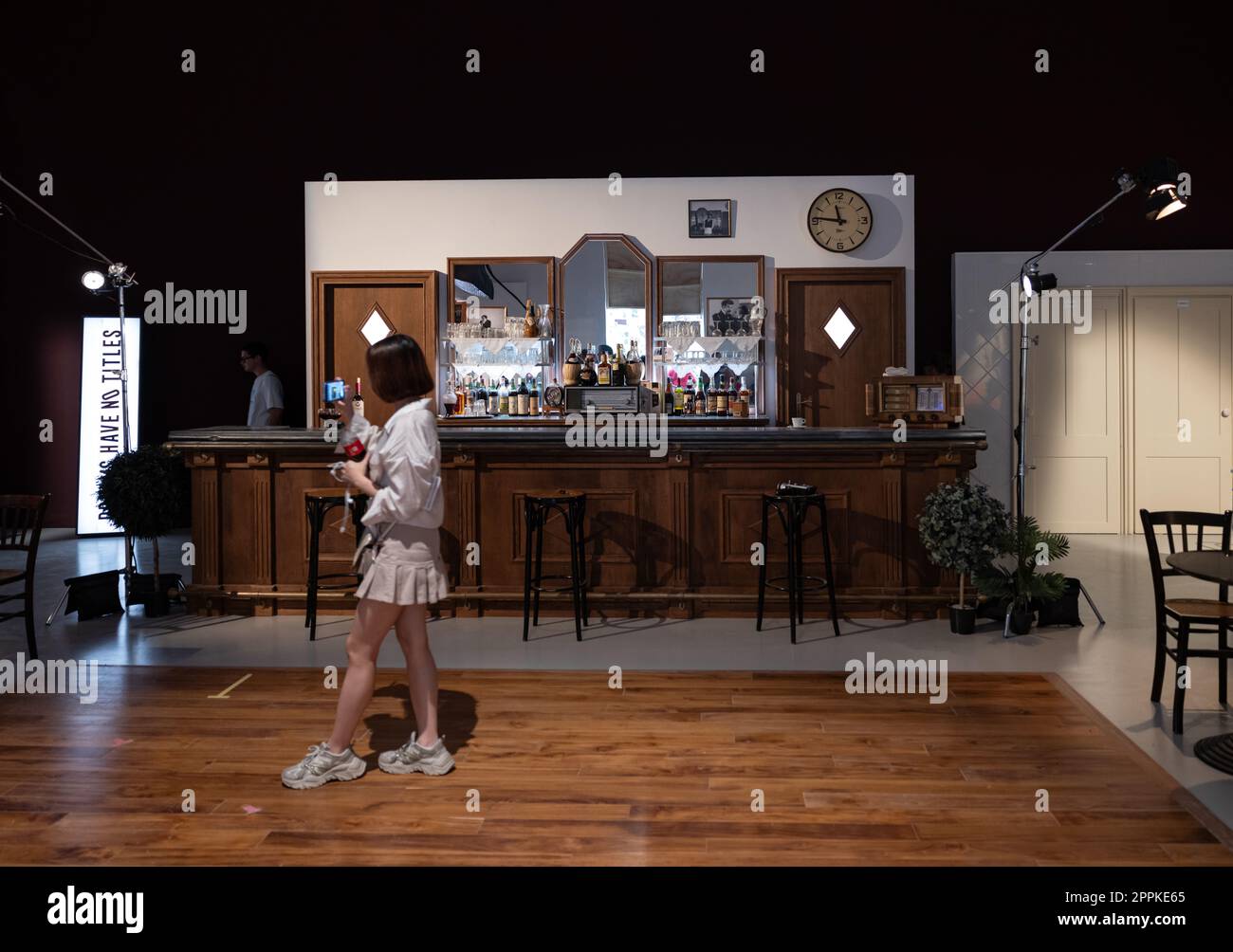 Dreams have no titles von Zineb Sedira's Filminstallation führt Sie zurück in das Kino der 1960er und 1970er Jahre im französischen Pavillon Stockfoto