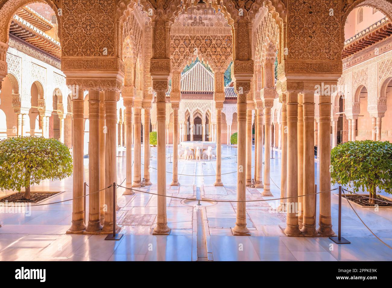 Atemberaubende islamische Architektur mit Blick auf die Alhambra, Granada Stockfoto