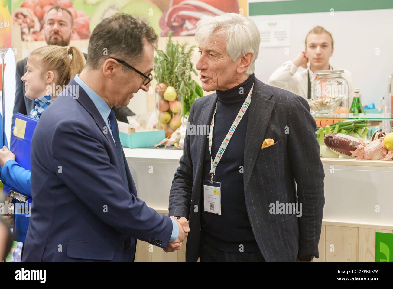 CEM Ã-zdemir, Bundesminister für Ernährung und Landwirtschaft während der Tour FRUIT LOGISTICA 2023 am italienischen Stand mit Paolo Bruni, Präsident. Stockfoto