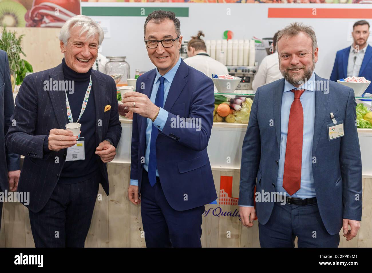 CEM Ã-zdemir, Bundesminister für Ernährung und Landwirtschaft während der Tour FRUIT LOGISTICA 2023 am italienischen Stand mit Paolo Bruni, Präsident. Anton Carra, Direttore Commerciale Estero Export Sales Director. Stockfoto