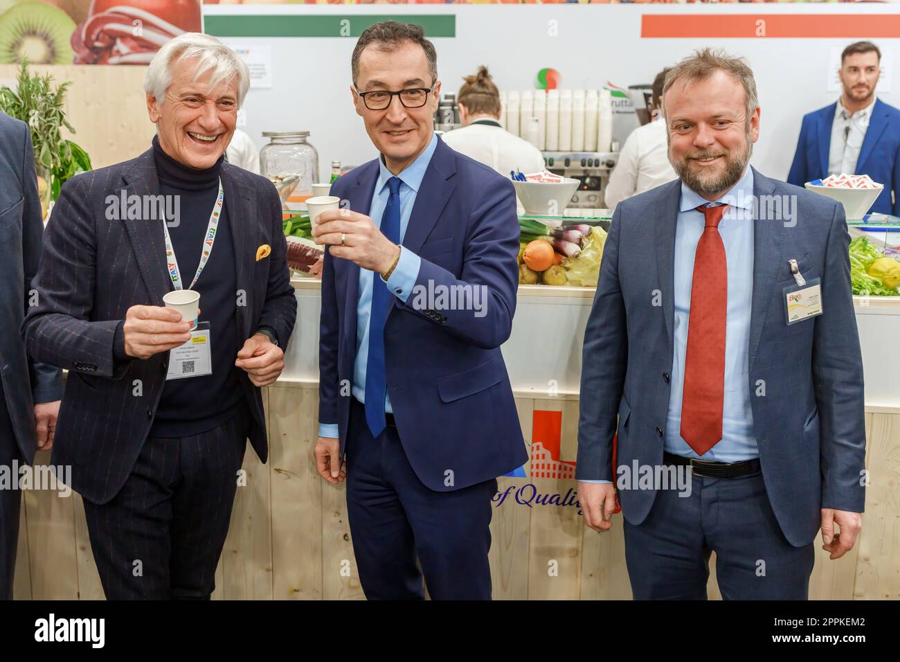 CEM Ã-zdemir, Bundesminister für Ernährung und Landwirtschaft während der Tour FRUIT LOGISTICA 2023 am italienischen Stand mit Paolo Bruni, Präsident. Anton Carra, Direttore Commerciale Estero Export Sales Director. Stockfoto