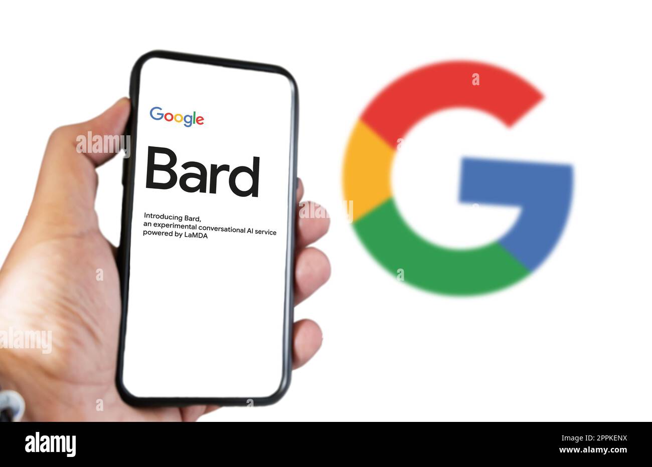 Eine Hand, die ein Telefon hält, während die Google Bard-Website auf dem Bildschirm angezeigt wird Stockfoto