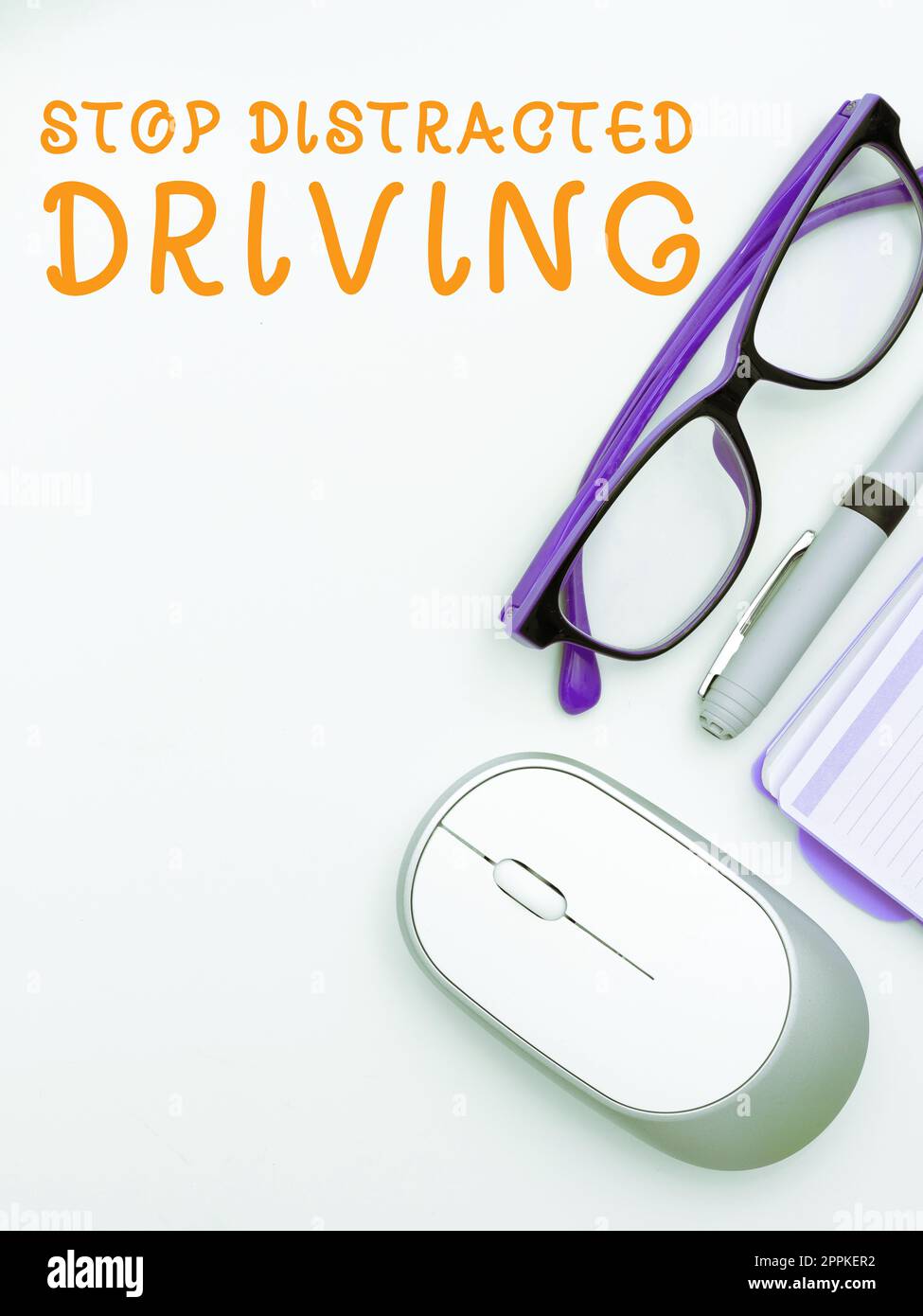 Handgeschriebenes Schild: Fahren Sie nicht mehr abgelenkt. Geschäftsübersicht, in der Sie gebeten werden, vorsichtig hinter dem Hinterradantrieb zu sein, langsam Stockfoto