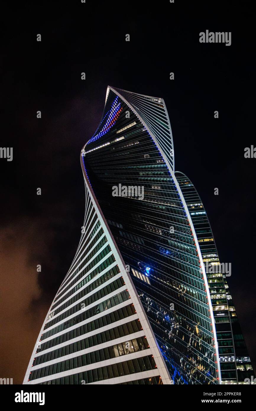Evolution Tower im Moskauer Stadtteil bei Nacht Stockfoto