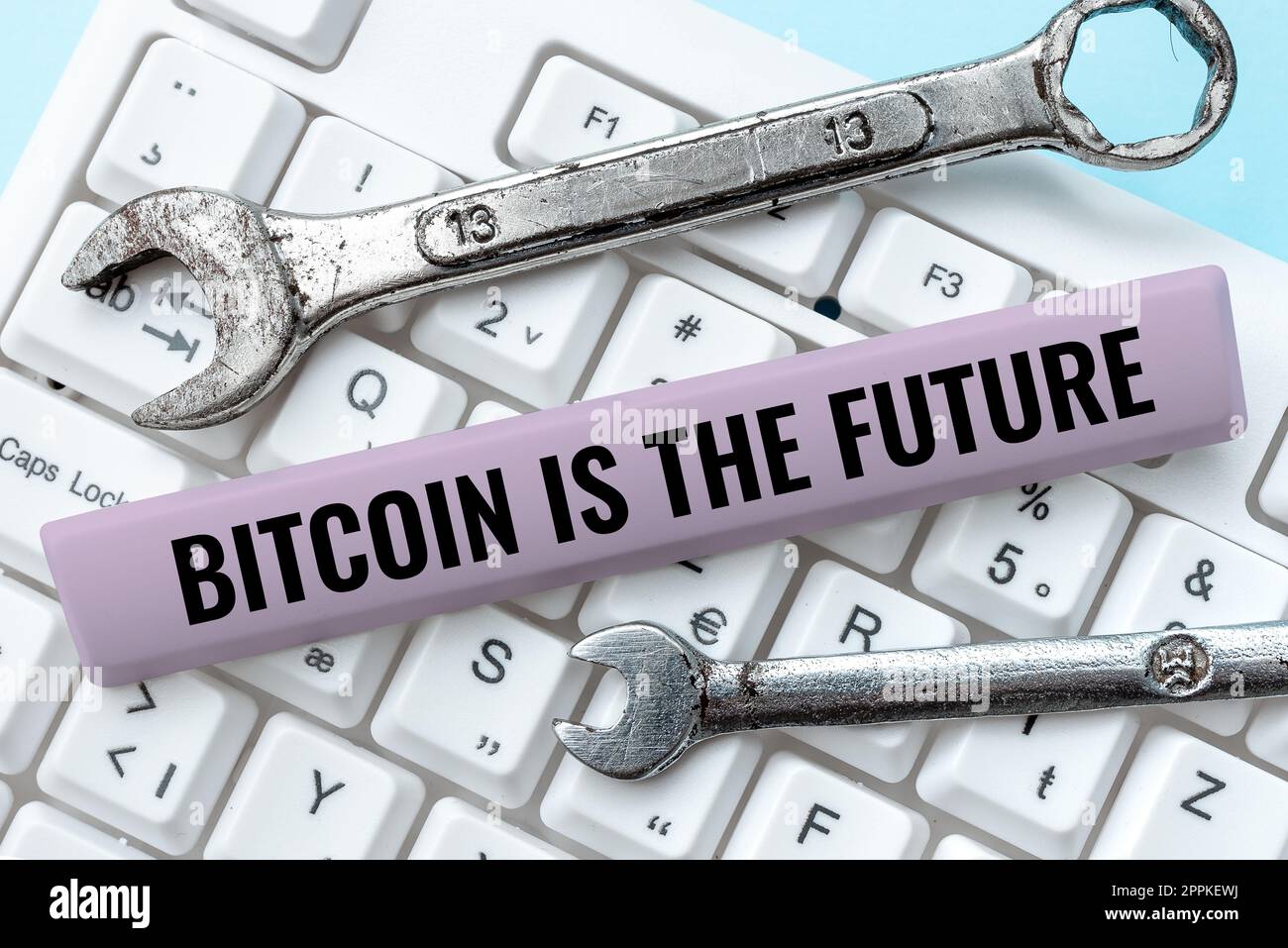 Inspiration mit dem Zeichen Bitcoin is the Future. Unternehmen präsentieren digitale Marktplätze, auf denen Händler Bitcoins kaufen und verkaufen können Stockfoto