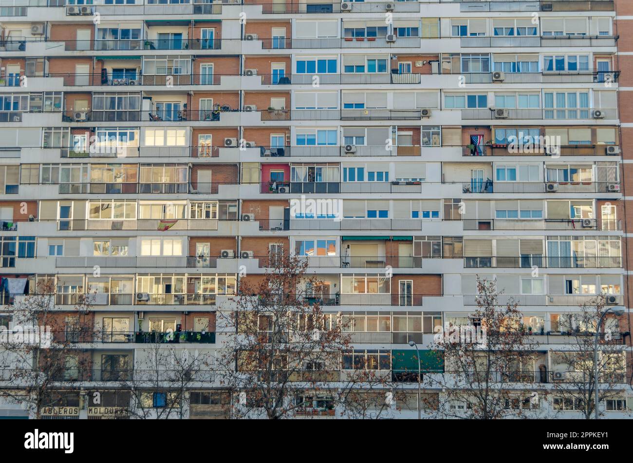 MADRID, SPANIEN - 27. DEZEMBER 2021: Fassade eines Gebäudes in Barrio del Pilar, einer Wohngegend in Madrid, Spanien Stockfoto