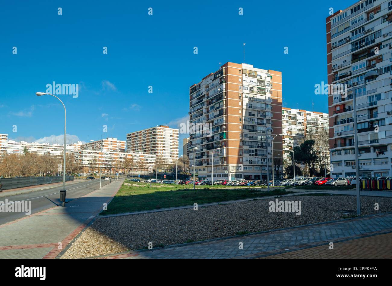 MADRID, SPANIEN - 27. DEZEMBER 2021: Blick auf die Gebäude in Barrio del Pilar, Wohnviertel in Madrid, Spanien Stockfoto