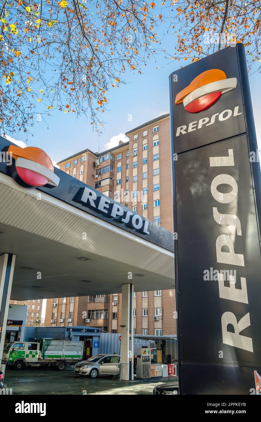 MADRID, SPANIEN - 27. DEZEMBER 2021: Repsol Tankstelle in Madrid, Spanien, Repsol ist ein spanisches multinationales Energie- und Petrochemieunternehmen mit Hauptsitz in Madrid, das 1987 gegründet wurde Stockfoto