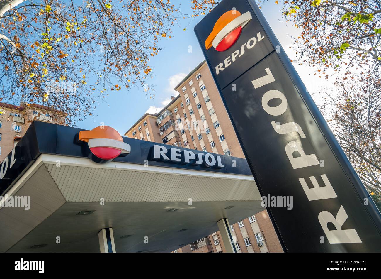 MADRID, SPANIEN - 27. DEZEMBER 2021: Repsol Tankstelle in Madrid, Spanien, Repsol ist ein spanisches multinationales Energie- und Petrochemieunternehmen mit Hauptsitz in Madrid, das 1987 gegründet wurde Stockfoto