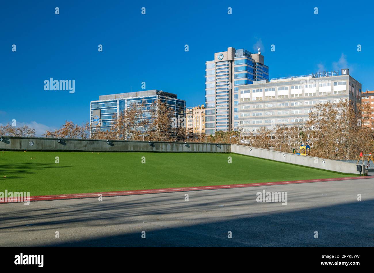 MADRID, SPANIEN - 27. DEZEMBER 2021: Bürogebäude verschiedener Unternehmen, Blick in das Stadtviertel PeÃ±agrande im Norden von Madrid, Spanien Stockfoto