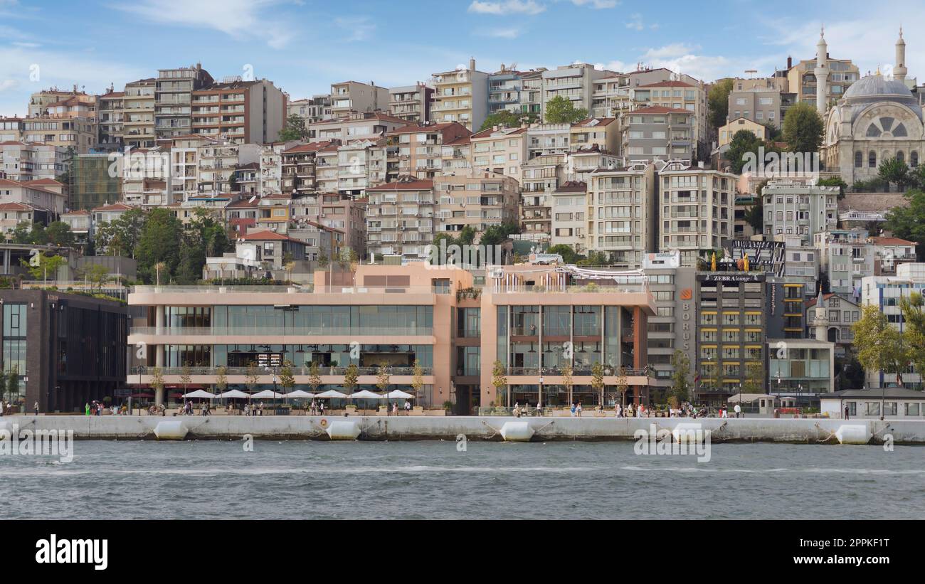 Blick vom Meer auf den Hafen von Galata, das Viertel Karakoy, Istanbul, die Türkei Stockfoto