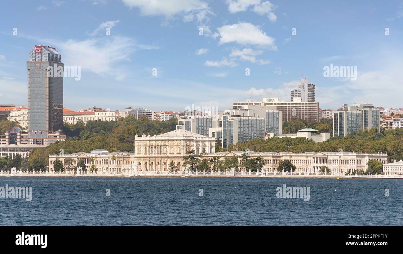 Dolmabahce Palace oder Dolmabahce Sarayi, im Besiktas-Viertel, Bosporus, Istanbul, Türkei Stockfoto