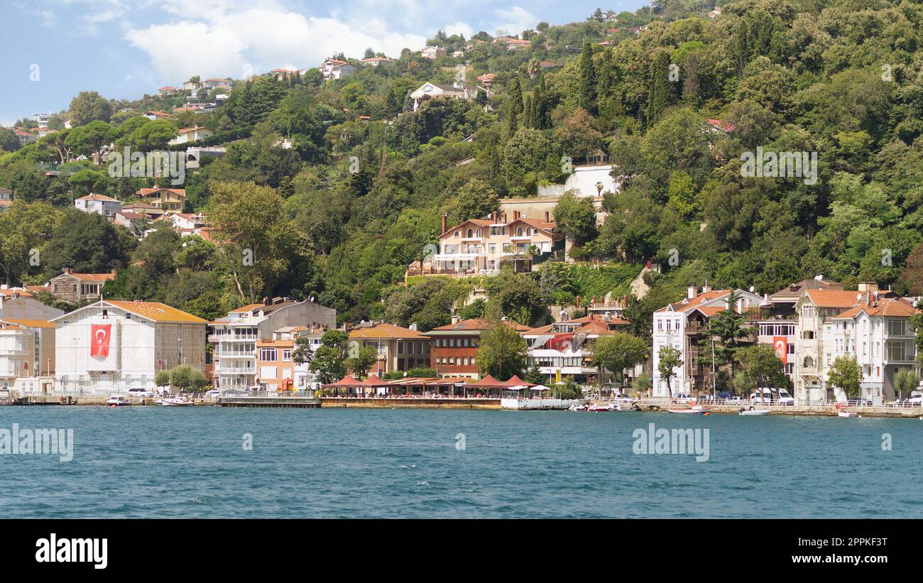 Traditionelle Häuser auf der europäischen Seite der Bosporus-Straße, Istanbul, Türkei Stockfoto