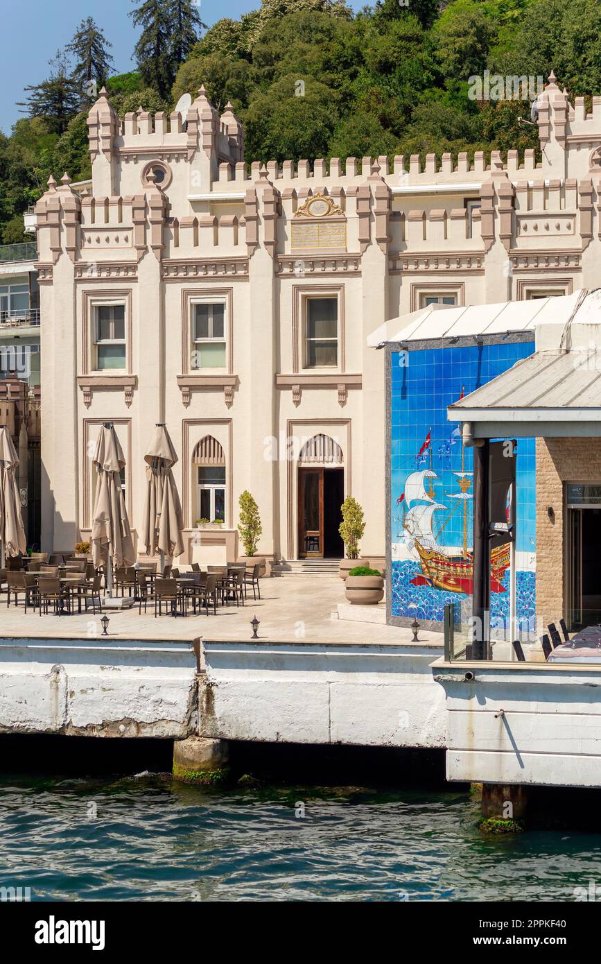 Sariyer Subay Askeri Gazinosu, ein Restaurant an der Bosporus-Straße, neben dem Fährterminal Sariyer, Istanbul, Türkei Stockfoto