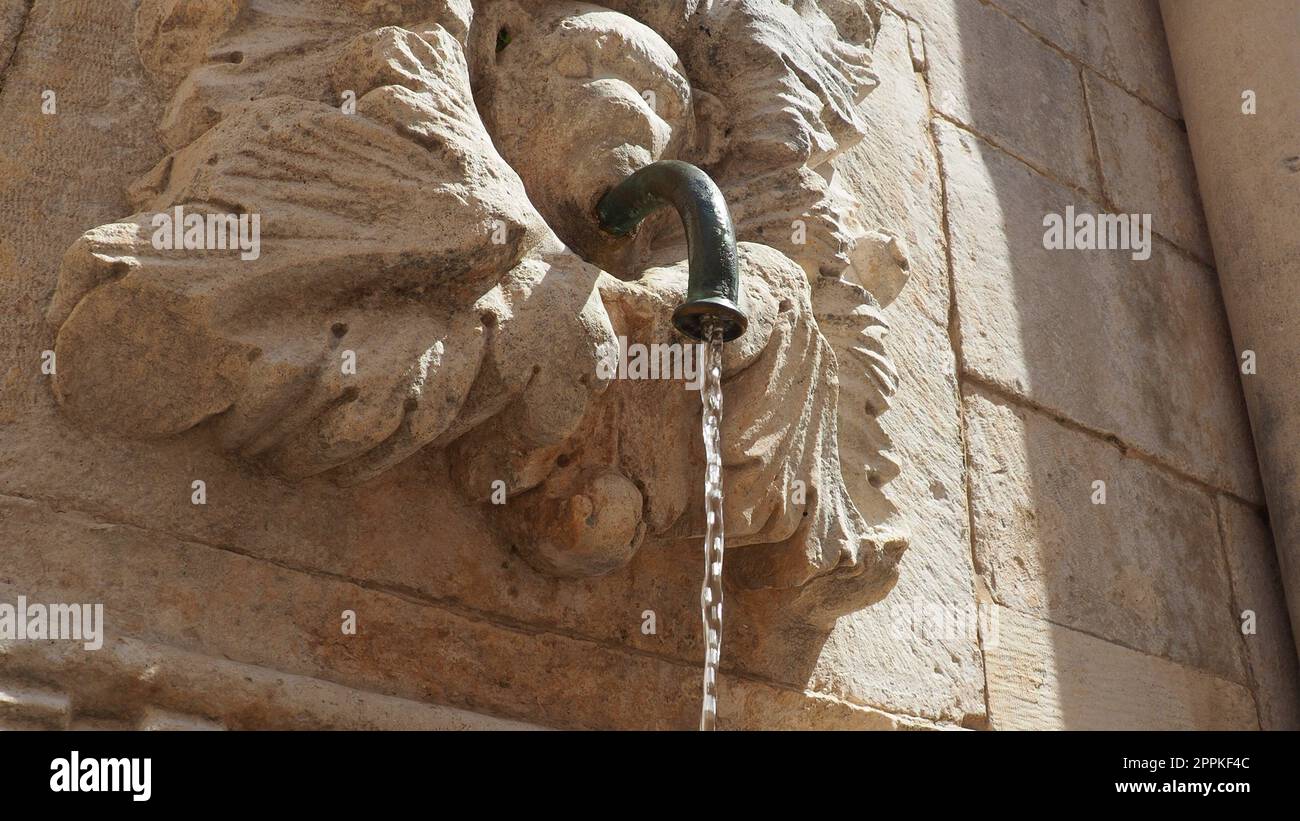 Dubrovnik, Kroatien, 08.14.2022. Großer Brunnen von Onofrio. Ein Mascaron ist ein dekoratives Element in Form einer Maske mythologischen Charakters. Hohes Relief oder Skulptur. Mascarons für Brunnen in der Stadt. Stockfoto