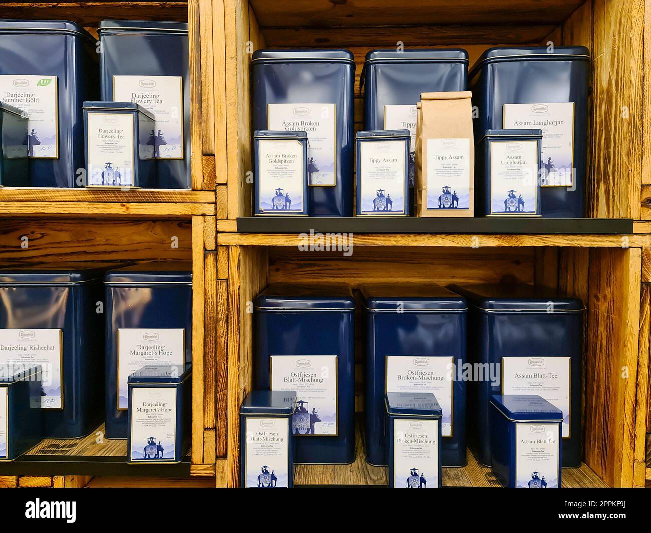 Kiel, Deutschland - 11. Februar 2023: Eine bunte Teemischung in einem Teehaus. Stockfoto