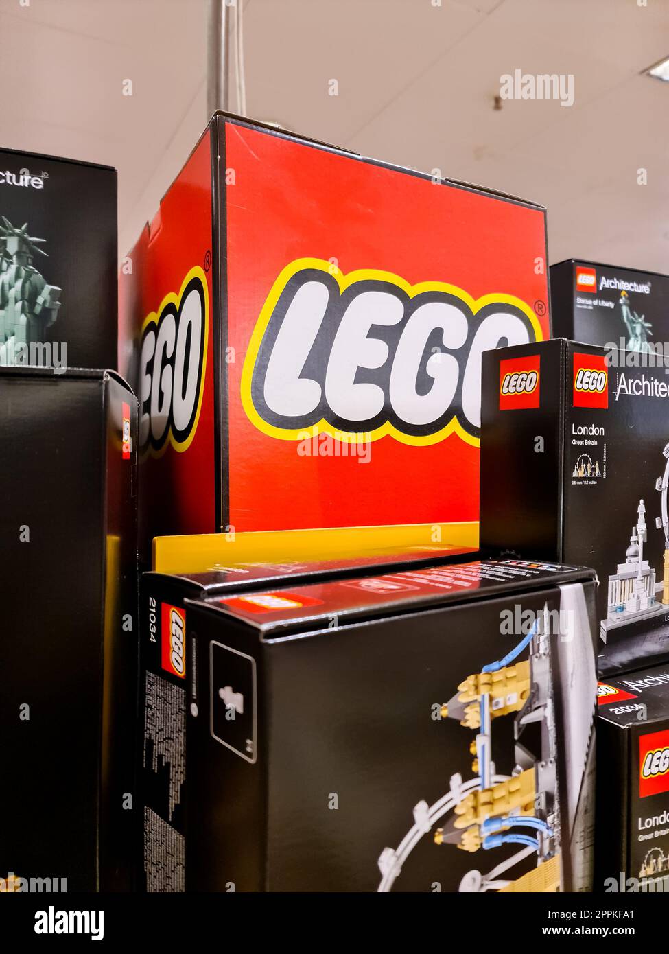 Kiel, Deutschland - 11. Februar 2023: LEGO-Logo zwischen Spielzeugschachteln. Stockfoto