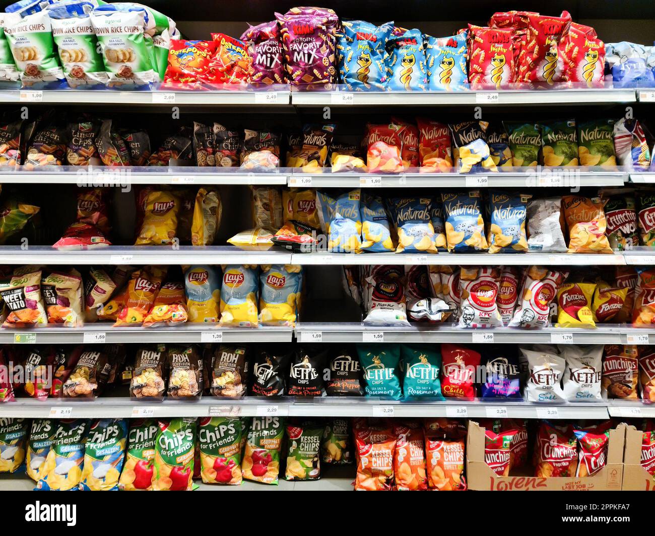 Kiel, Deutschland - 11. Februar 2023: Verschiedene Sorten von Lay-Marken-Chip-Taschen auf einem Regal des Supermarkts. Stockfoto
