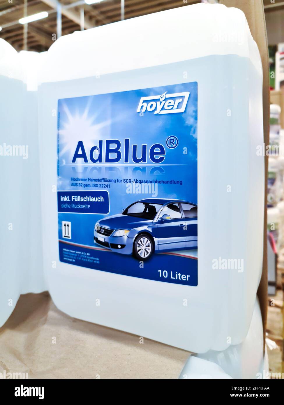 Kiel, Deutschland - 11. Februar 2023: Kanisterstapel des Additivs AdBlue auf einem Markt. Stockfoto