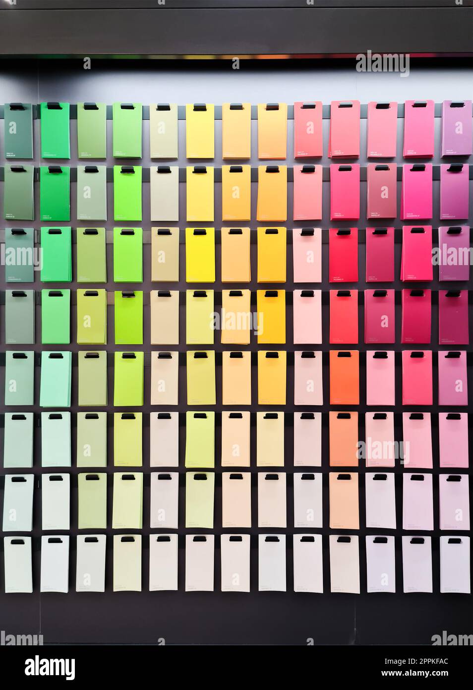 Kiel, Deutschland - 11. Februar 2023: Verschiedene Farben der Marke Liquitex in einer Lackabteilung eines Heimwerkergeschäfts. Stockfoto