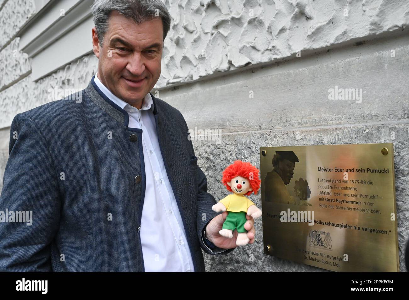 munchen-deutschland-24-april-2023-markus-soder-bayerischer-ministerprasident-steht-wahrend-der-enthullung-neben-einer-gedenktafel-fur-gustl-bayrhammer-vor-der-ehemaligen-werkstatt-des-meister-eder-aus-der-fernsehserie-meister-eder-und-sein-pumuckl-der-anlass-fur-die-tafel-ist-der-30-todestag-des-schauspielers-in-diesem-jahr-kredit-jacqueline-melcherdpaalamy-live-news-2ppkfgm.jpg