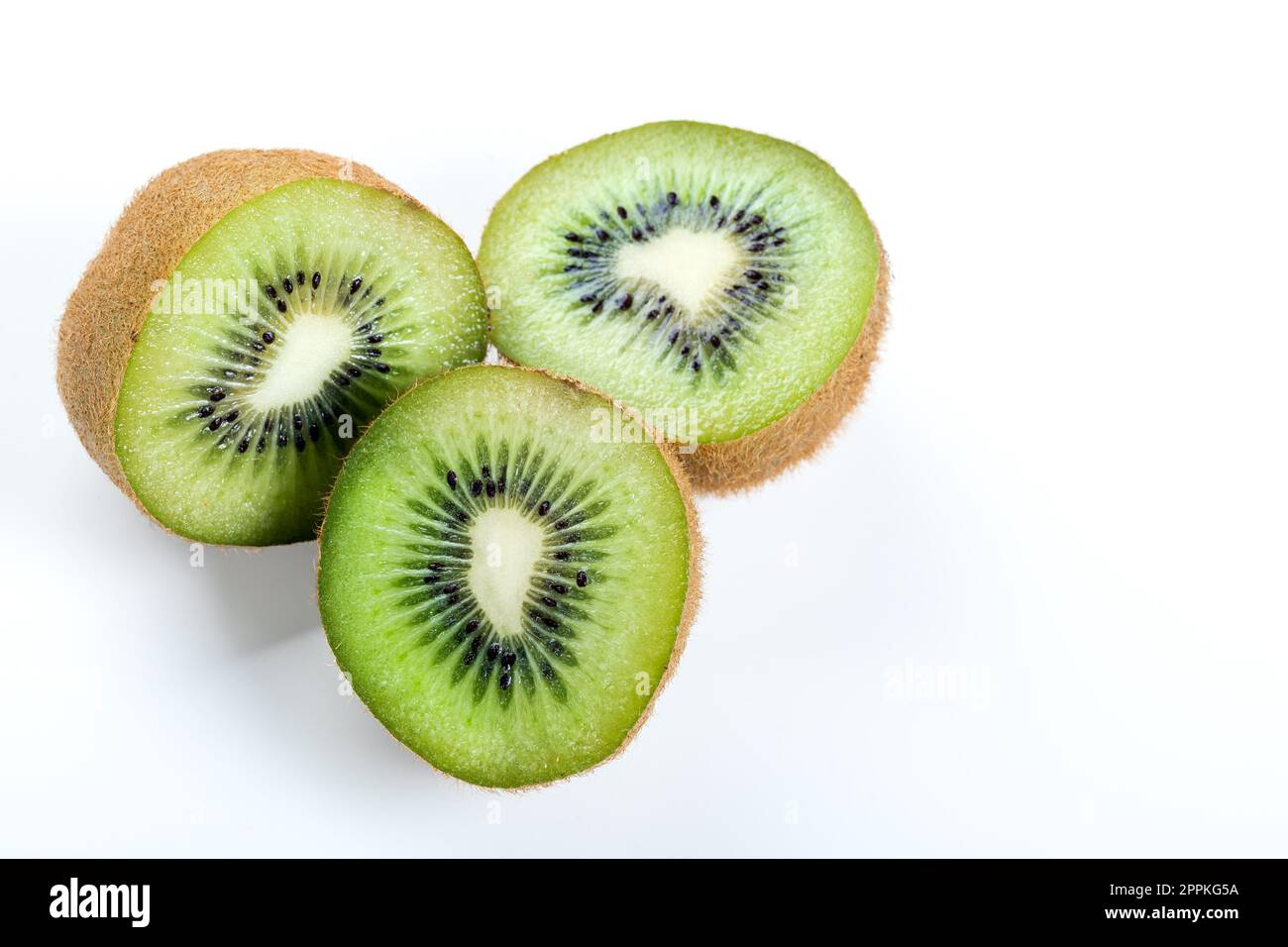 Kiwifruchtscheibe isoliert auf weißem Hintergrund. Scheiben von Kiwis, isoliert auf weißem Hintergrund. Nahaufnahme. Stockfoto