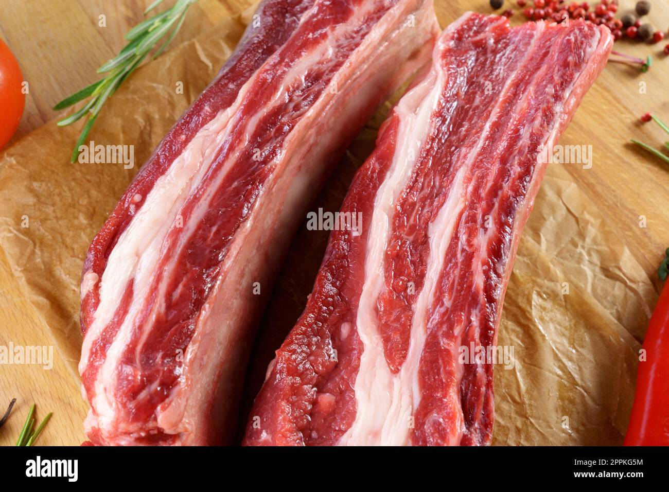 Rohes Cowboy-Steak auf Holzhintergrund, Prime Rib Eye auf Knochen Stockfoto