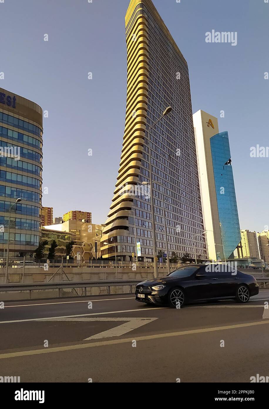 Atasehir, Istanbul, Türkei - 16. September 2022: Residenzen mit Glasfassade. Große Wolkenkratzer. Riesige Glasgebäude in der Stadt. Fenerbahce Universität Stockfoto