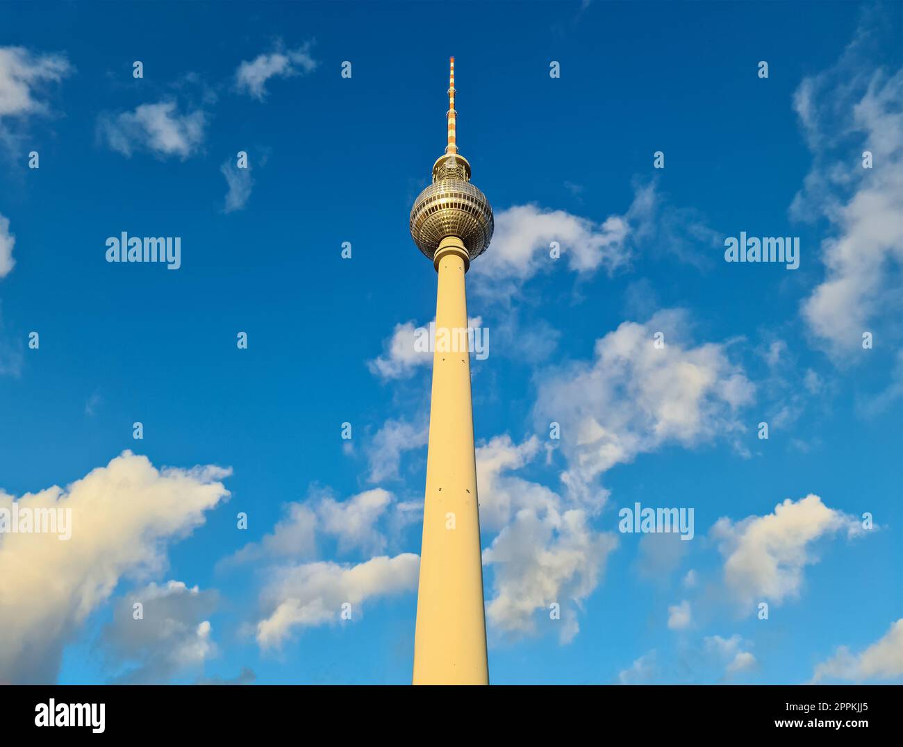 Berlin, Deutschland - 03. Oktober 2022: das iew des berühmten Alexanderplatzes in Berlin Mitte tagsüber. Stockfoto