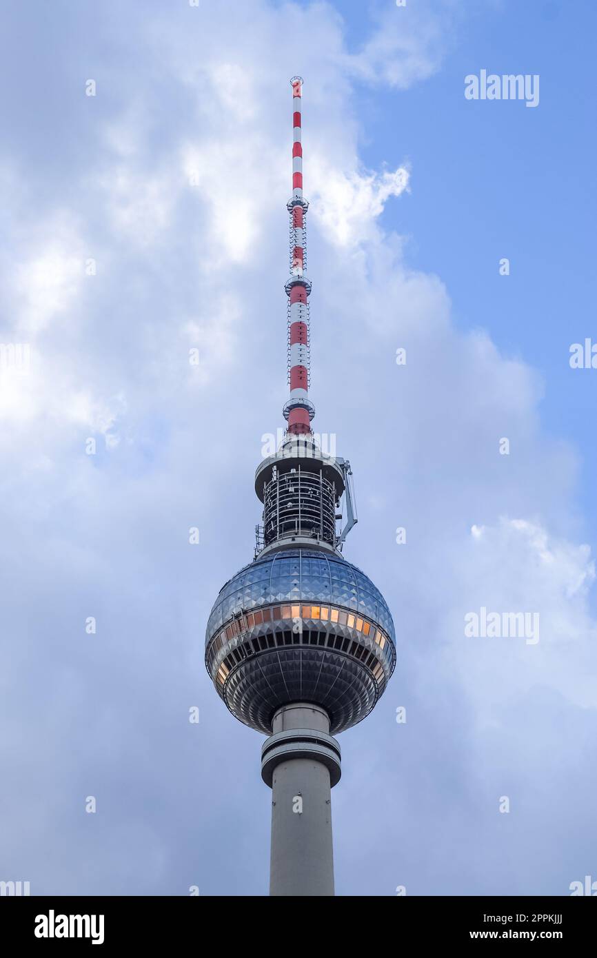 Berlin, Deutschland - 03. Oktober 2022: das iew des berühmten Alexanderplatzes in Berlin Mitte tagsüber. Stockfoto