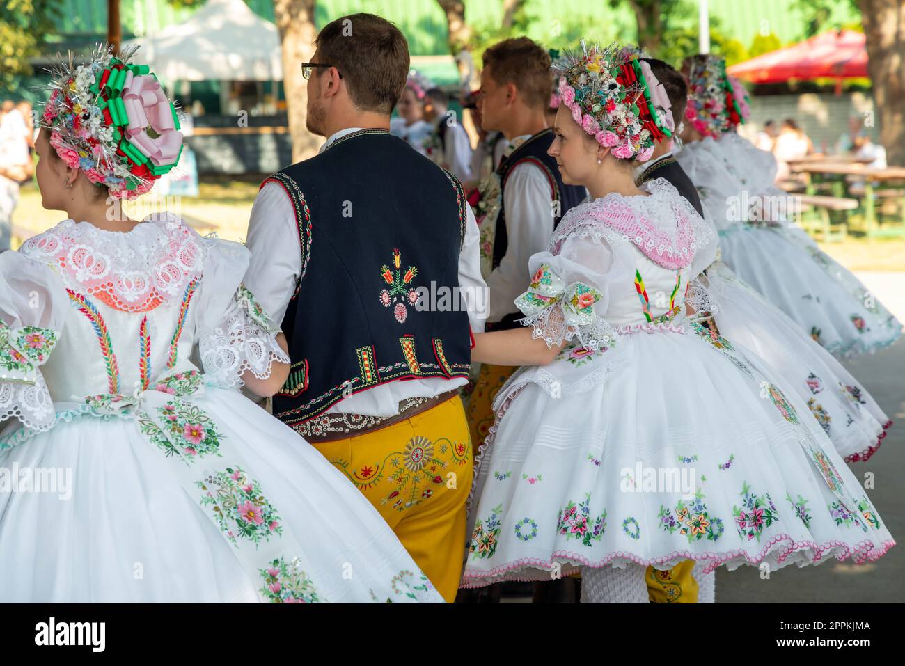 Rakvice, Tschechische Republik - Juni 2021. Schöne Frauen und Männer tanzen bei einer Feier. Traditionelles mährisches Festmahl. Junge Leute in einer Parade, gekleidet in mährischem Folklorekostüm. Stockfoto