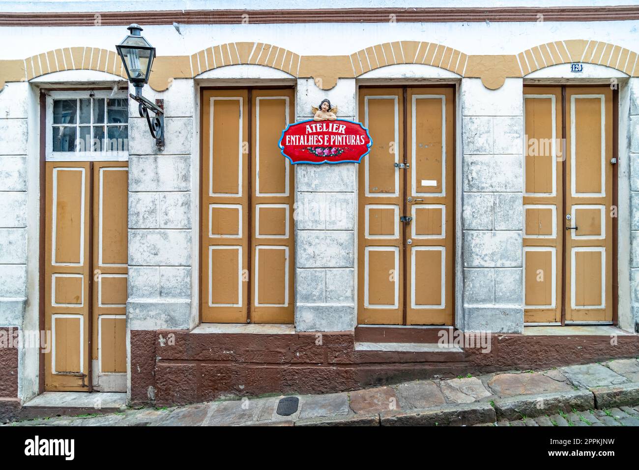 Ouro Preto, Brasilien - 4. März 2022: Straßen der Stadt. UNESCO-Weltkulturerbe Stockfoto