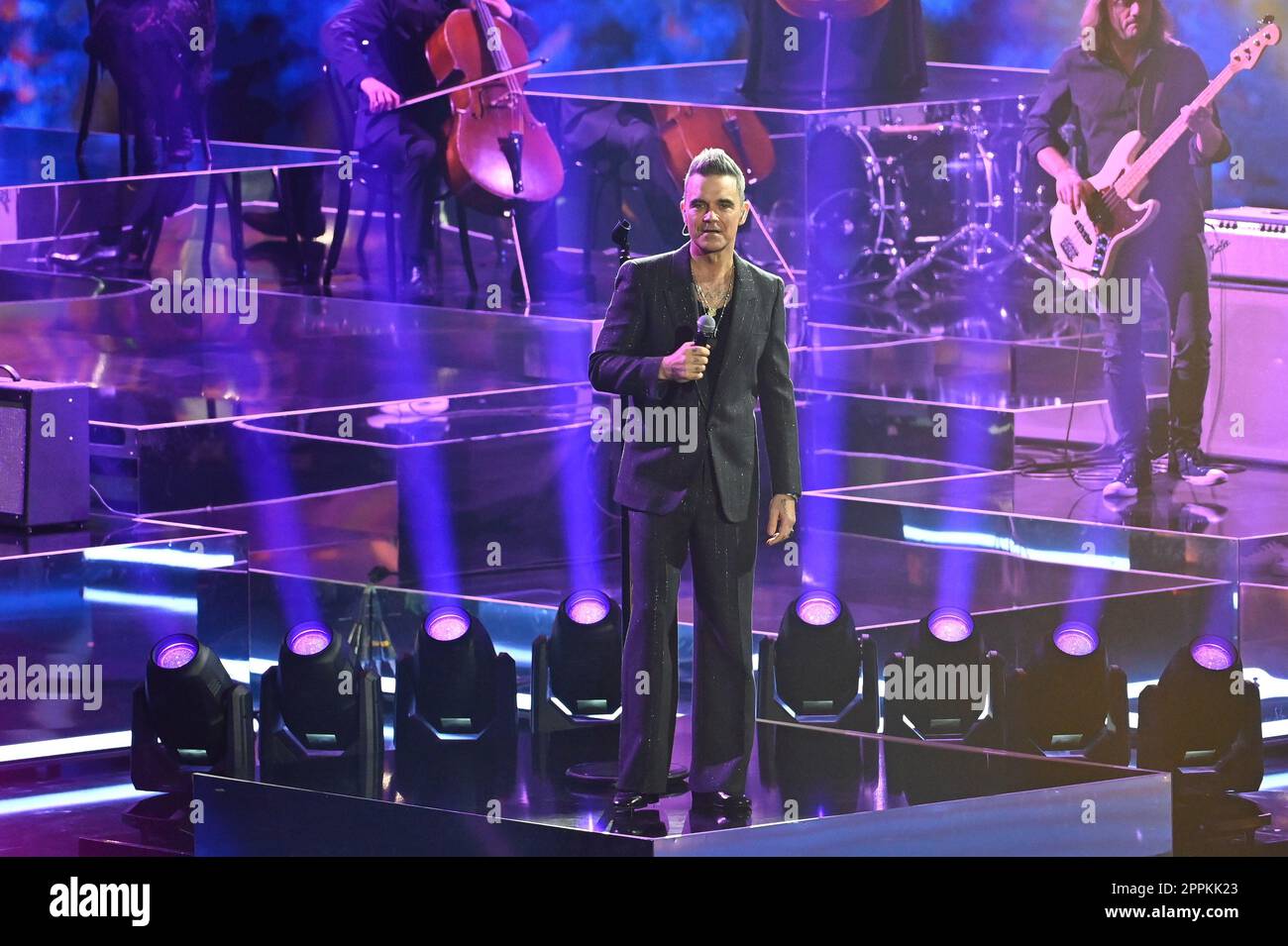 Robbie Williams, darauf wetten...? Von den Ausstellungshallen, Friedrichshafen, 19.11.2022 Stockfoto