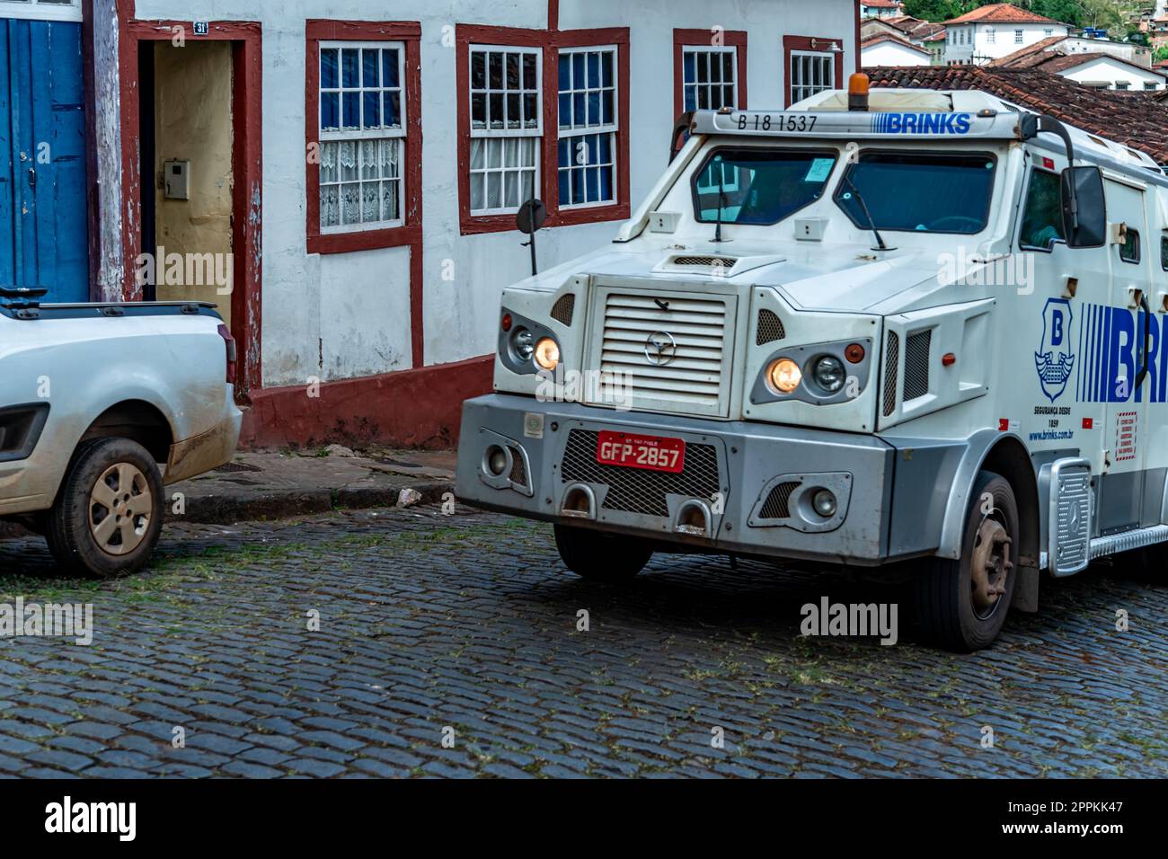 Ouro Preto, Brasilien - 4. März 2022: Gepanzertes Fahrzeug, das Geld transportiert Stockfoto