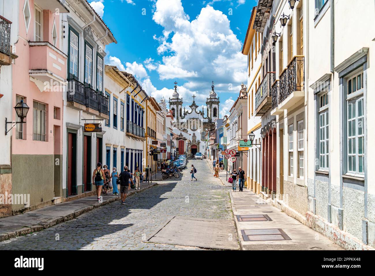 Sao Joao del Rei - 5. März 2022: Straßen und Architektur der historischen Stadt Stockfoto