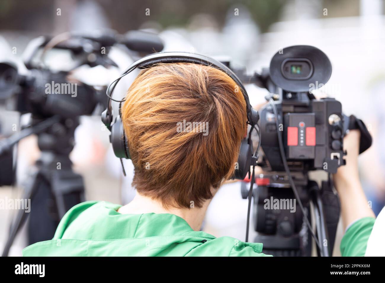 Kameramann bei der Arbeit während einer Pressekonferenz oder Medienveranstaltung mit Videokamera Stockfoto