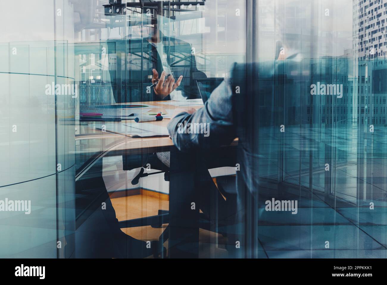 Treffen von Geschäftsleuten in einem Büro eines Wolkenkratzers Stockfoto