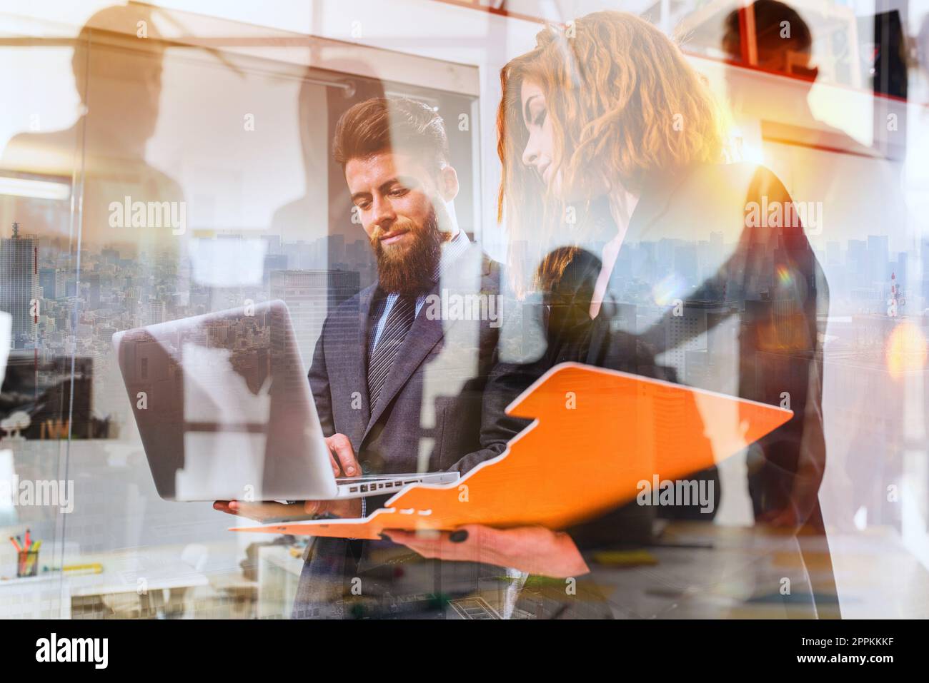 Geschäftsleute arbeiten im Büro mit einem Notebook als Team und Partner zusammen Stockfoto