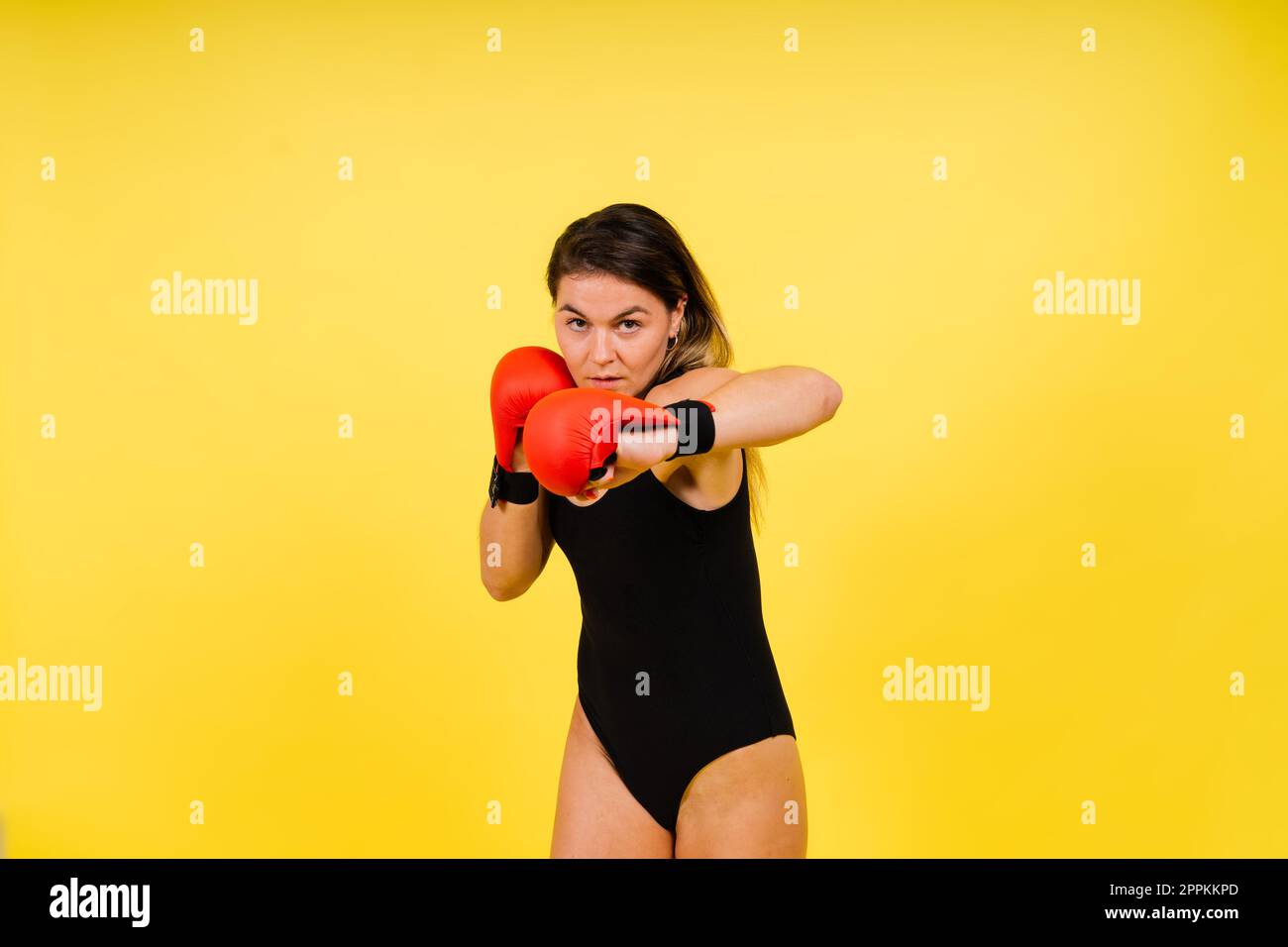 Frau macht High-Kick, Tae-bo. Sportliche Passform für Damen mit perfektem Körperkick und Schlägen mit den Beinen Stockfoto